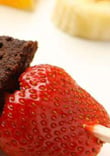 Brochetas de fruta, chocolate y brownie